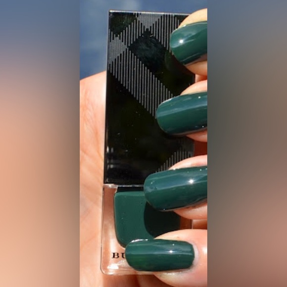 NEW Lot of 2x [Burberry] Nail Polish Gold & Dark Bottle Green, 8 ml each - Picture 9 of 13